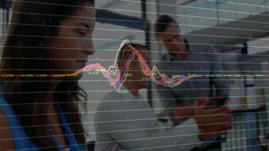 Takım toplantısında tableti işaret eden yükselen grafik dalgalanmalarını tartışan üç meslektaş. İş, takım çalışması, analitik, modern, kurumsal, strateji, iletişim