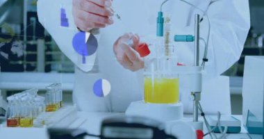 Eldivenli eller pipete ulaşıyor. Sarı sıvıyı analiz için karıştırıyor. Laboratuvar, kesinlik, deney, analitik, kimya, araştırma, bilim