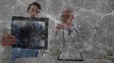 Tıbbi teknisyenler arka planda ışık için röntgen çekerken doktorlar dizüstü bilgisayardaki detayları inceliyor. Tıbbi, klinik, tanı, profesyonel, sağlık, görüntüleme, analiz