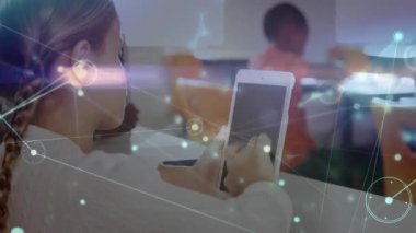 Öğrenci tıklama tableti ve ağ grafikleri sınıfta ekran keşfi yaparken çalıştırılıyor. Eğitim, teknoloji, bağlantı, dijital öğrenme, yenilik, okul, gençlik