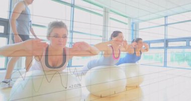 Eğitmen, yükselen animasyon ölçümleri ile spor topları üzerinde gövde kaldıran kadınlara giriş ve rehberlik ediyor. Egzersiz, biyomekanik, sağlık, hareket, rehberlik, canlılık, performans