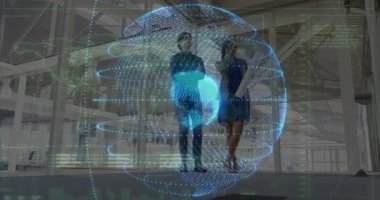 Depoda holografik küreyi çalıştıran ve yüzen veri noktalarını analiz eden iş adamları. Gelecek, yenilik, işbirliği, teknoloji, çalışma alanı, dijital, soyut