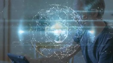 Merkez ofisteki tableti tıklatan ve veri analizi için holografik ağ küresi fırlatan adam. Gelecek, teknoloji, yenilik, dijital, bağlantı, siber, arayüz