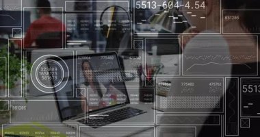 Kadın konferans için dizüstü bilgisayar açıyor ve animasyon verileri görüntülüyor güncelleme ölçümleri ve kafa sallama ile örtüşüyor. Şirket, analitik, dijital, profesyonel, modern, çoklu görev, üretkenlik