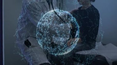 Doktor, steteskop takıp hastaya dünya hologramı altında dinlemesi için rehberlik ediyor. Sağlık, teletıp, yenilik, tanı, klinik, pediatri, tıbbi teknoloji