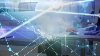 Analiz için akış gösteren dinamik ağ haritasıyla fare gezinen iki araştırmacı. İşbirliği, bilim, teknoloji, görselleştirme, yenilik, hassasiyet, takım çalışması