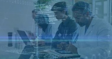 İşletme grafikleri ve ölçümleri kıdemli yetiştirme başparmağı olarak yazan, kodları gönderen dört profesyonel. İşbirliği, takım çalışması, yenilik, dijital, analitik, teknoloji, modern