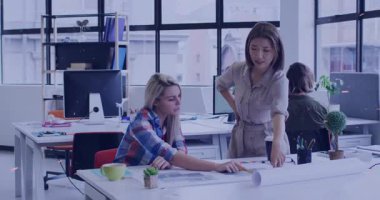 Tasarım projesi için renk çizelgesini işaretleyen düzenleme ve sürüş tasarımcısını gösteren koordinatör. İşbirliği, takım çalışması, yaratıcılık, çalışma alanı, ofis ortamı, çizim, planlama