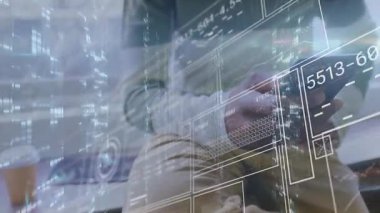 Veri analizi için veri panelleri ile şeffaf örtüşen akıllı telefonu dinleyen orta yaşlı bir adam. Fütüristik, teknoloji, kentsel, dijital, yenilik, bağlantı, modern