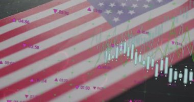 Amerikan bayrağı üzerinde kaybolduktan sonra, şamdan çizelgesi pazar eğilimini göstermek için titreşen çubukları canlandırıyor. Vatanseverlik, finans, borsa, veri görselleştirme, dijital arayüz, eğilim analizi, ekonomik büyüme