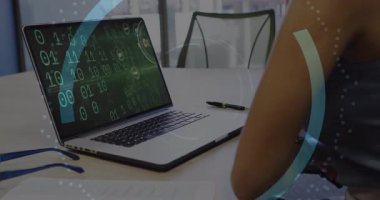 İkili kod üzerinden dizüstü bilgisayara bağlanan bir kadın mavi halkalar ve asma kilitle güvenlik kaplamasını etkinleştiriyor. Siber güvenlik, teknoloji, veri, dijital, yenilik, zeka, koruma