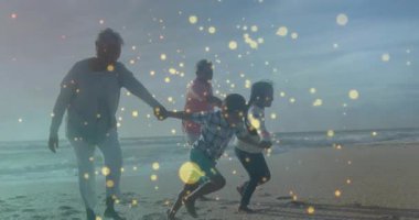 Büyükbabanın öne eğilmesi, ailenin deniz kenarında seyahat pazarlaması için ışıltılı bir şekilde koşmasını tetikliyor. Aileler, deniz kenarı, eğlence, macera, zarafet, uyum, sıcaklık.