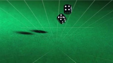 Yeşil keçeli şebekenin üzerinden fırlatılan, dönen, zıplayan, rastgele yuvarlanan siyah zarlar. Kumar, şans, olasılık, hareket, dinamik, oyun, eğlence