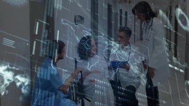 Hemşire hasta koğuş koridorunda, doktorlar teşhis için tablet holografik çizelgeleri inceliyor. Sağlık, teknoloji, yenilik, takım çalışması, tıbbi, hastane, dijital