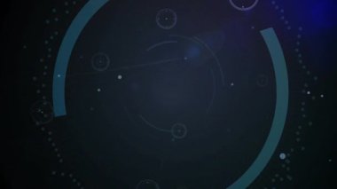 Donanma parçacıkları sürüklemeye başlıyor, güvenlik için güvenlik duvarı simgesi etrafında dönen deniz mavisi segmentli halkalar. Teknoloji, siber güvenlik, dijital arayüz, fütüristik, soyut, yenilik, ağ