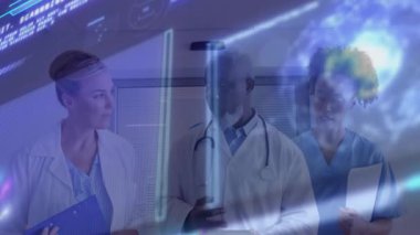 Holografik çizelgeler hasta veri incelemesinde zayıflarken tıbbi ekip klinik koridorunda duruyor. Sağlık, yenilik, işbirliği, teknoloji, teşhis, profesyonellik, gelecekçilik