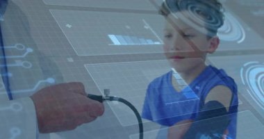 Doktor klinikte çocuğun koluna kelepçe takıyor. Kan basıncını ölçen saydam grafikleri etkinleştiriyor. Tıbbi, teknoloji, sağlık, tanı, inceleme, dijital, profesyonel