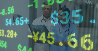 Erkek doktor röntgen filmini kadın hemşireye doğru eğip teşhis için animasyon veri ölçümleri üretiyor. Teşhis, takım çalışması, klinik, sağlık, teknolojik, profesyonel, işbirlikçi