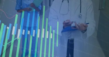 Animasyon çubuk grafiği, doktorun koridorda grafik üzerinde yazı yazıp veri eğilimlerini göstermesini tetikliyor. Tıbbi, profesyonel, veri, analiz, sağlık, analitik, laboratuvar