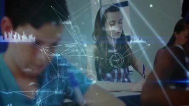 Dijital grafikler sınıfta kayboluyor. Öğrencileri birbirine bağlayan genç kız bakışlarını değiştirip gülümsüyor. Düşes, işbirliği, teknoloji, yenilik, gençlik, öğrenme, bağlantı