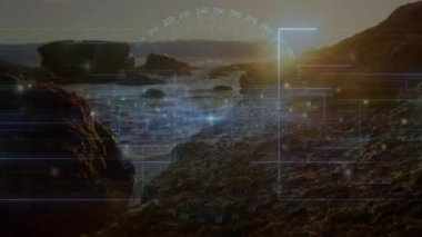 Güneş ufuk çizgisinin yakınına iniyor. Dönen kadranı başlatıyor ve kayalık kıyı şeridini tarıyor. Dijital arayüz, denizcilik, günbatımı, fütüristik, keşif, sükunet, teknoloji
