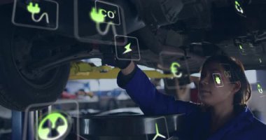 Hidrolik asansör altında çalışan tamirci, AR simgelerini kullanarak emisyonları tespit ediyor. Otomotiv, mekanik, endüstriyel, dijital, teknoloji, sürdürülebilirlik, onarım