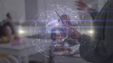 Öğretmen tableti tıklatıyor ve öğrenci notlar yazarken hologram dünyasını hareketlendiriyor. Etkileşimli, eğitim, teknoloji, dijital, geleceksel, öğrenme, yenilik