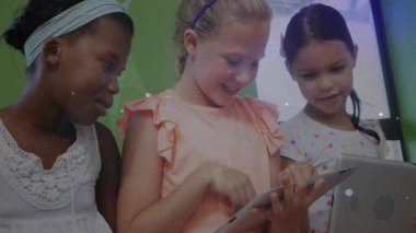 Merkezi kız tableti tıklatıyor ve iki arkadaş eğilirken animasyon öğrenme grafiklerini başlatıyor. Çocuklar, teknoloji, eğitim, takım çalışması, yenilik, dijital, sınıf