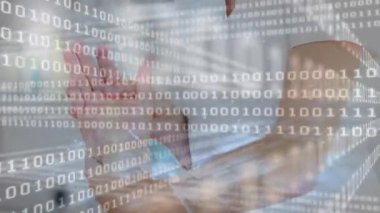 İkili kod akışı ile, adam sol kolunu kaldırıyor, sağlık verilerini izlemek için bileğine bastırıyor. Teknoloji, dijital, yenilik, sağlık, modern, bilim, veri