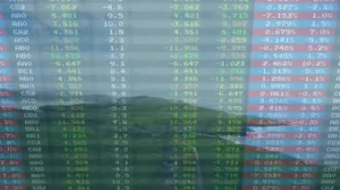 Sahil yolunda görünen tablo örtüsü, dikey veri akışına doğru genişlerken güncelleniyor. Futuristik, teknoloji, analitik, veri görselleştirme, manzara, dijital, yenilik