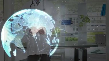 Holografik medikal küreyi yansıtan ve sağlık bilgilerini vurgulayan bir doktor. Teknoloji, yenilik, sağlık, dijital, ağ, bilim, fütürist