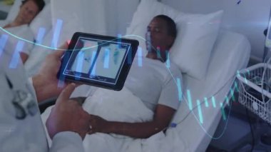 Doktor tableti çalıştırıyor, göğüs röntgenlerini yüklüyor ve hastaya canlandırılmış röfle tanısı koyuyor. Tıbbi, teknoloji, tanı, sağlık, modern, klinik, profesyonellik