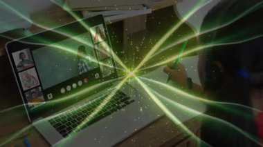 Uzak ders sırasında Stylus 'la dizüstü bilgisayara dokunan çocuk yeşil enerji kurdeleleri üretiyor. Dijital etkileşim, uzaktan öğrenme, yaratıcı teknoloji, eğitimsel yenilik, modern çalışma alanı, sanal işbirliği, dinamik ışıklar