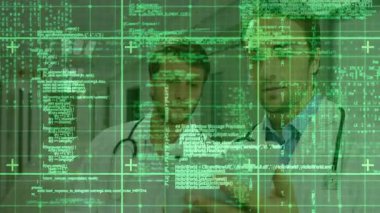 Tıbbi koridorda duran iki doktor holografik ızgara örtüşmesi başlatıp kod üzerinde çalışıyorlar. Tıbbi, teknoloji, geleceksel, dijital, yenilik, işbirliği, sağlık