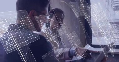 Finans brifingi sırasında şeffaf veri örtüsü başlatan ve döviz grafiklerini güncelleyen meslektaşlar. Teknoloji, finans, işbirliği, üretkenlik, analitik, modern, iş