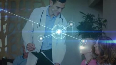 Klinikte aileye danışmanlık yaparken, holografik ağı etkinleştirirken, doktor panoyu inceliyor. Tıp, sağlık, dijital, teknoloji, aile, danışma, ağ