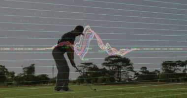 Yetişkin bir golfçü golf sahasında öne çıkıyor ve spor grafikleriyle golf sopasını sallıyor, şebeke örtüyor. Atletik, açık hava, spor, hassasiyet, rekabetçi, yaşam tarzı, profesyonel