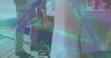 Seyahat misafiri geliyor. Yanında bavul taşıyor. Perdeyi kenara çekiyor, dinlenmek için kubbeli yatağa çıkıyor. Macera, eğlence, köy, uyum, keşif, sükunet, açık hava