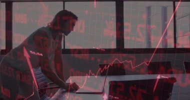 Dizüstü bilgisayara yaslanan bir kadın, eğilimleri takip ederken kırmızı finansal çizelgeleri gösteriyor. Finans, veri, analitik, teknoloji, profesyonel, ofis, ilerleme