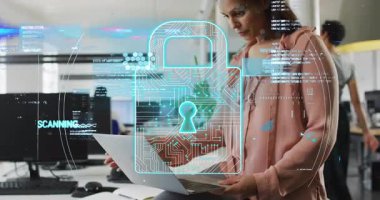 Güvenlik teknoloji ofisinde dizüstü bilgisayara güç veren kadın hologram asma kilit taraması başlatılıyor ve görüntüleme tamamlandı. Siber güvenlik, dijital, ofis, fütüristik, teknoloji, yenilik, profesyonellik