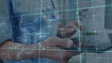 Hekim dokunmatik merkez dokunmatik ekran ve holografik grafikler atarken hasta verilerini gözden geçiriyor. Tıbbi, teknoloji, yenilik, klinik, dijital, sağlık, geleceksel