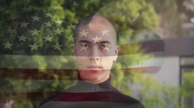 Şeffaf ABD bayrağı gibi objektife bakan adam pazarlama için büyüyen ışıldayan bir gülümseme sergiliyor. Portre, vatanseverlik, esneklik, pozitiflik, modern, açık hava, ifade