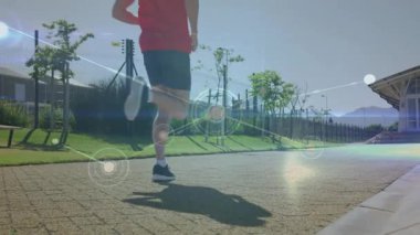 Koşan ayak, biyometrik ağı etkinleştiren patikaya giriyor ve altı koşucuyu formasyona sokuyor. Atletik, fitness, dijital, teknoloji, işbirliği, açık hava, enerjik