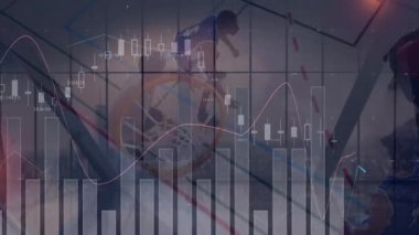 Camdan top süren oyuncu, takım arkadaşının defans oyuncusunu beyaz forma şutu için smaç basmasına neden oluyor. Kentsel, fitness, action, takım çalışması, atletik, yaşam tarzı, modern