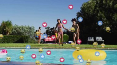 Sosyal medya için bikinili iki kadın tepki simgeleri oluşturarak havuza atlıyor. Açık hava, boş zaman, yaşam tarzı, canlı, kutlama, yaz, arkadaşlık.