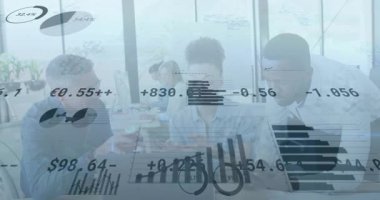 Yönetici tabletteki verileri analiz ederken dizüstü bilgisayarın finans grafiklerine işaret ediyor. İşbirliği, analitik, takım çalışması, modern ofis, dijital veriler, iş büyümesi, mali görselleştirme