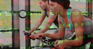 Bisikletçiler senkronize olurken, adam pedal çevirerek bisikletle antrenmanı etkinleştiriyor. Fitness, cardio, activity, health, motion, technology, motivasyon