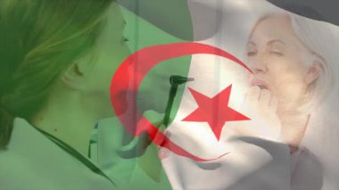 Doktor, Cezayir bayrağı altında yatan hasta olarak penisfeneri dezenfektanı kullanarak boğazını inceliyor. Tıbbi, muayene, sağlık, klinik, tanı, pediatrik, profesyonel