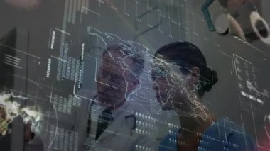 Hologramda görünen doktor tıkırtısı, hemşire sağlık kavrayışı için dünya haritası verilerini inceliyor. Tıbbi, teknoloji, fütürist, analiz, işbirliği, yenilik, sağlık