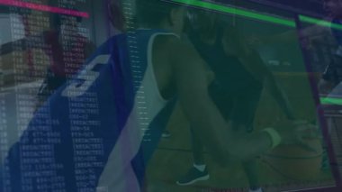 Oyuncu yalandan pas atıyor, top sürüyor savunma kodunu kırıyor analitiği gösteren renkli çubukları üst üste koyuyor. Atletizm, takım çalışması, dijital, sportmenlik, rekabet, strateji, yenilik